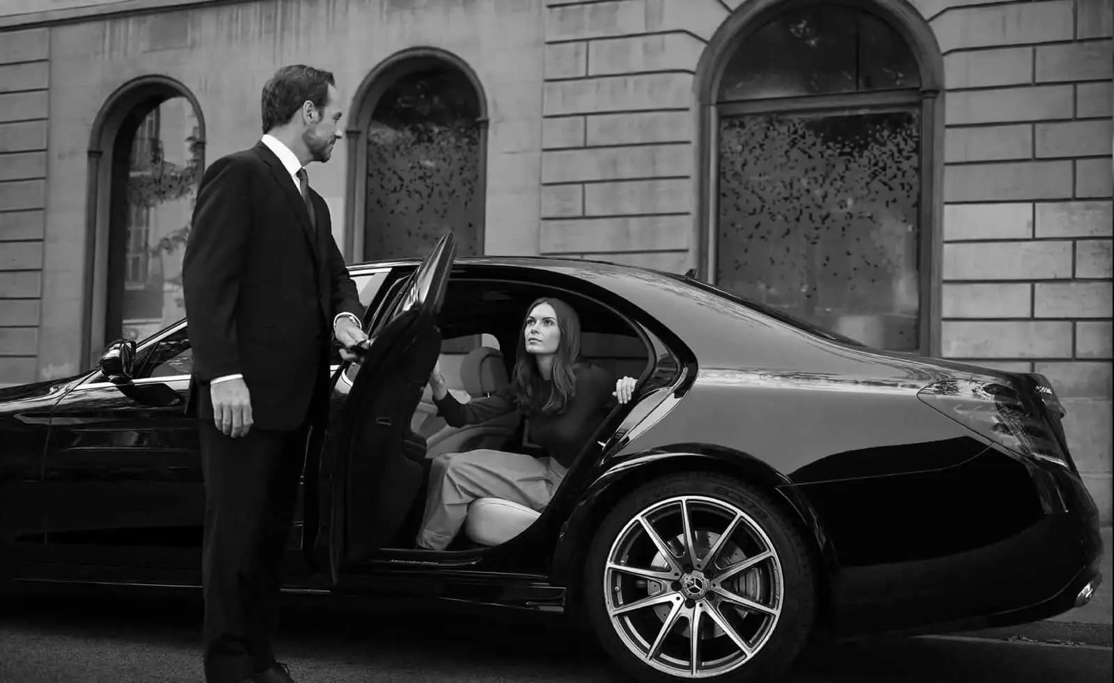 Chauffeur professionnel Taxi Parisien avec berline noire